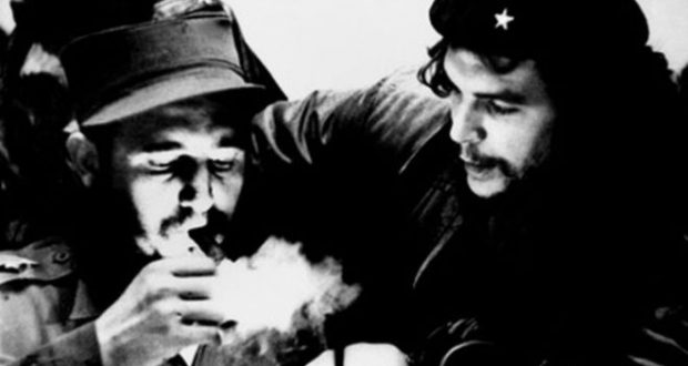 الزعيم الكوبي فيدل كاسترو مع إرنستو تشيه جيفارا في صورة تجمعهما خلال الستينيات من القرن الماضي