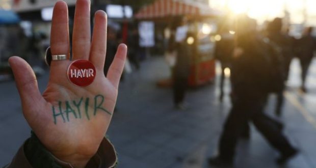 امرأة تركية ترفع كفها وقد كتبت عليه كلمة "لا" للتعديلات الدستورية